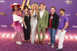 Shanica Knowles,Anna Maria Perez de Tagle,Miley Cyrus,Cody Linley,Jason Earles,Moisés Arias