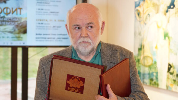 Actor Aleksandar Bercek was awarded a lifetime achievement award in the prologue section of the National Film and Television Festival. Glumcu Aleksandru Berceku je u skolpu prologa Nacionalnog festivala filma i televizije dodeljena nagrada za zivotno delo.