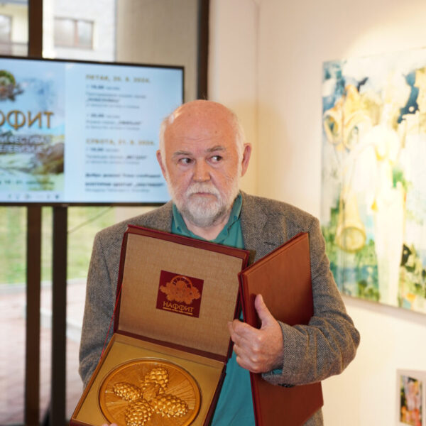 Actor Aleksandar Bercek was awarded a lifetime achievement award in the prologue section of the National Film and Television Festival. Glumcu Aleksandru Berceku je u skolpu prologa Nacionalnog festivala filma i televizije dodeljena nagrada za zivotno delo.