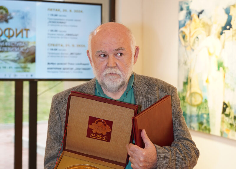 Actor Aleksandar Bercek was awarded a lifetime achievement award in the prologue section of the National Film and Television Festival. Glumcu Aleksandru Berceku je u skolpu prologa Nacionalnog festivala filma i televizije dodeljena nagrada za zivotno delo.