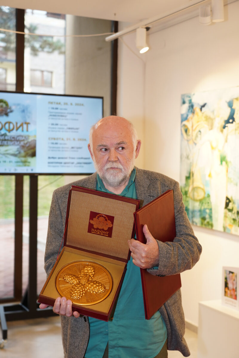 Actor Aleksandar Bercek was awarded a lifetime achievement award in the prologue section of the National Film and Television Festival. Glumcu Aleksandru Berceku je u skolpu prologa Nacionalnog festivala filma i televizije dodeljena nagrada za zivotno delo.