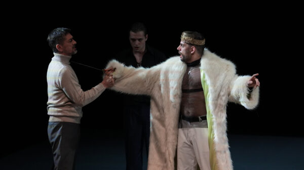 Vojin Ćetković predvodi predstavu 'Krađa, prekrađa, nekrađa' na Budva Grad teatru