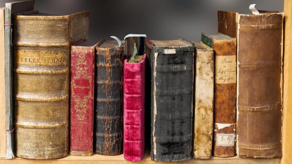 Biblioteka Kiama vraća knjigu posle 150 godina zahvaljujući otkriću Ros Simonsa – vraćanje knjige posle 150 godina