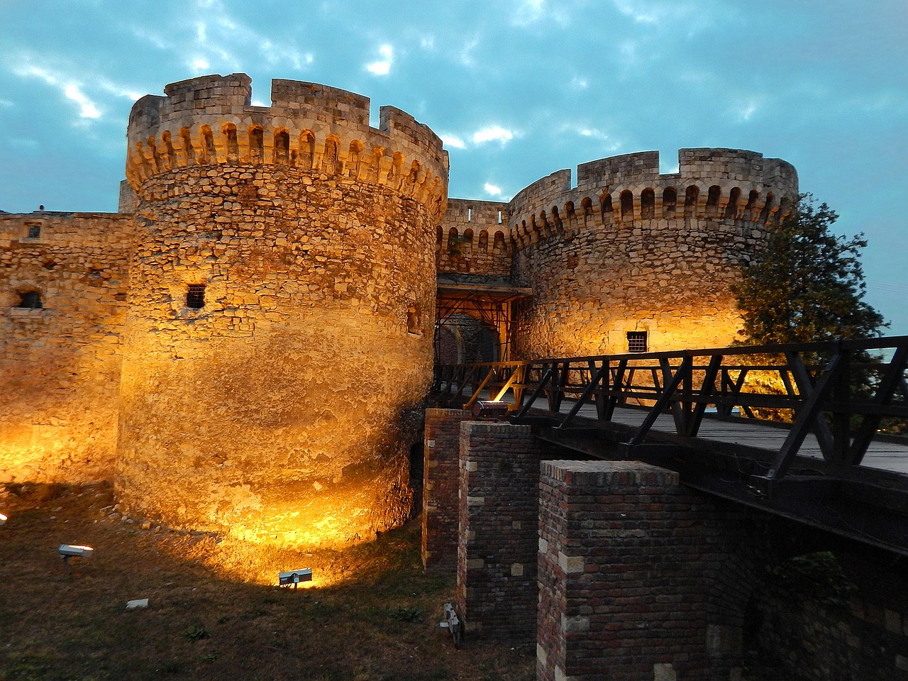 Izložba „Dodir sa prošlošću“ otvorena u galeriji Vojnog muzeja na Kalemegdanu – Vojni muzej Kalemegdan