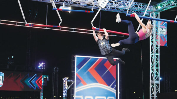 Akbar Gbajabiamila najavljuje treću rundu nacionalnog finala 'American Ninja Warrior' – treća runda nacionalnog finala