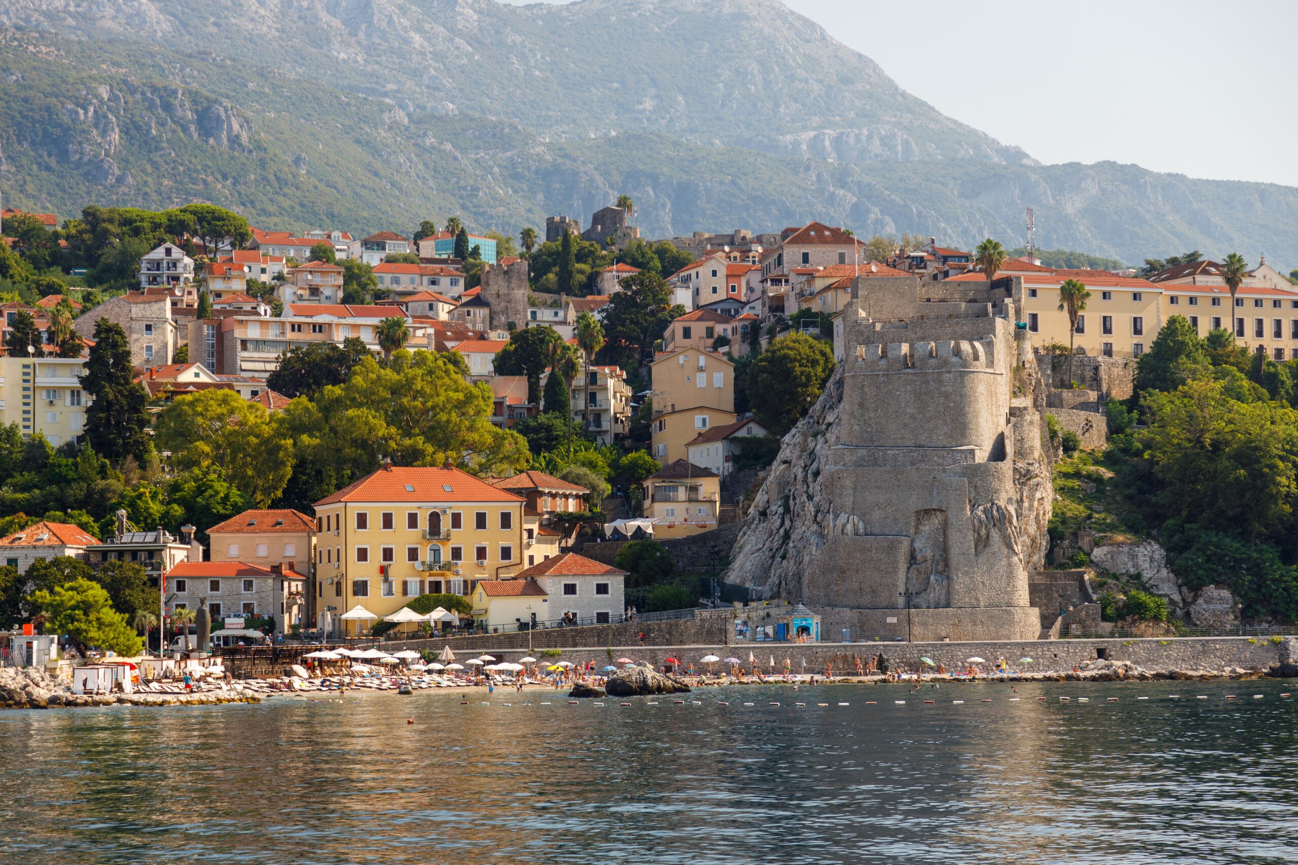 Bojan Stijović i Kosara Mitić predstavljaju filmove na festivalu Herceg Novi, fokus na agresiju među mladima – agresija među mladima