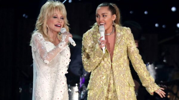Empajer stejt bilding obojen u roze u čast legendarne Doli Parton – ružičasto osvetljenje Empajer stejt bildinga