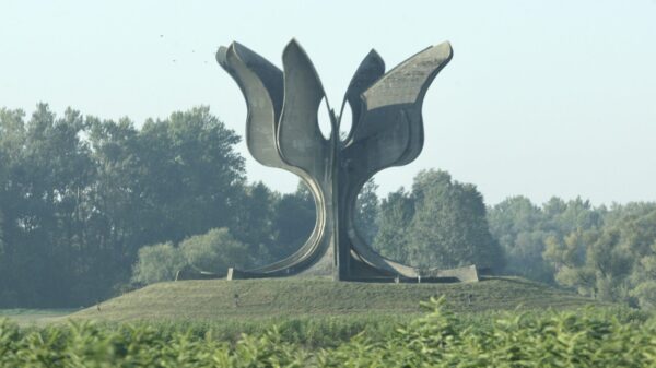 Jasenovac, spomenik kameni cvet