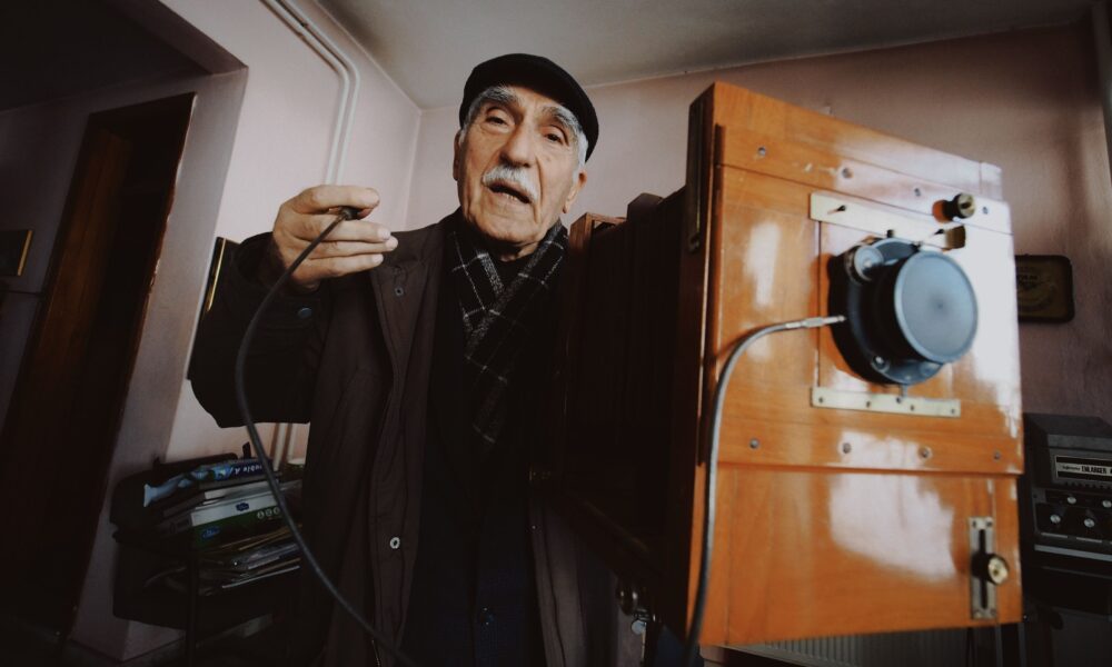 Izložba u Češkom domu donosi savremenu fotografiju i nove poetske pravce – savremena fotografija u Češkom domu