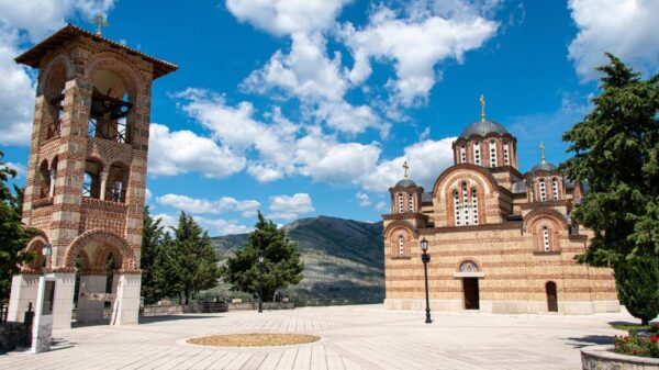 Izložba fotografija manastira Gorana Sivačkog otvorena u Gračanici – fotografije manastira