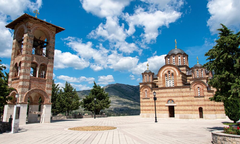 Izložba fotografija manastira Gorana Sivačkog otvorena u Gračanici – fotografije manastira