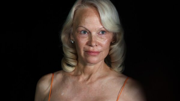 Pamela Anderson govori o borbi sa hepatitisom C na amfAR gala večeri u Veneciji – hepatitis C