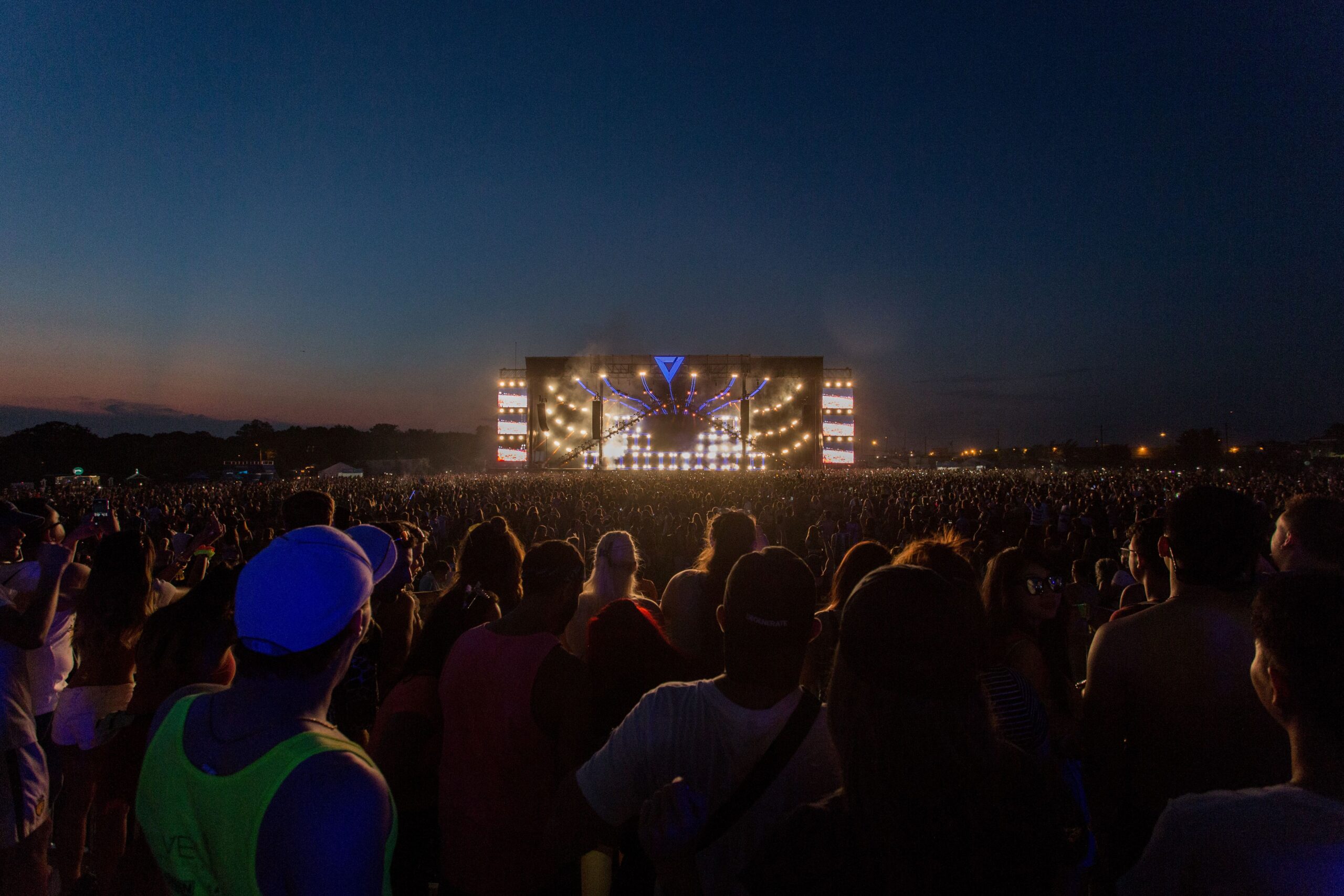 Avicii i uticaj elektronske muzike: Produkcija, saradnje i posledice slave (VIDEO) – Avicii nastup festival
