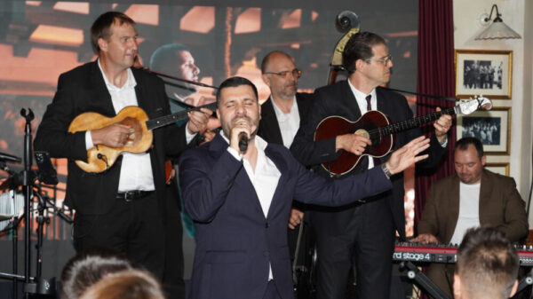 Koncert Zvonka Bogdana i tamburaša u Sava centru oduševljava publiku